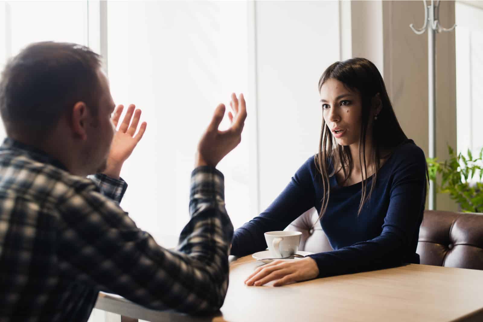 pareja seria hablando en una cafetería