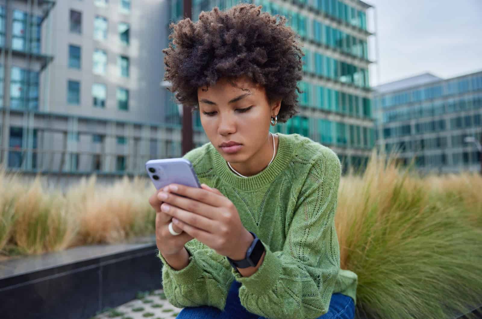 woman on her phone wondering what is the best reply when someone ignores you