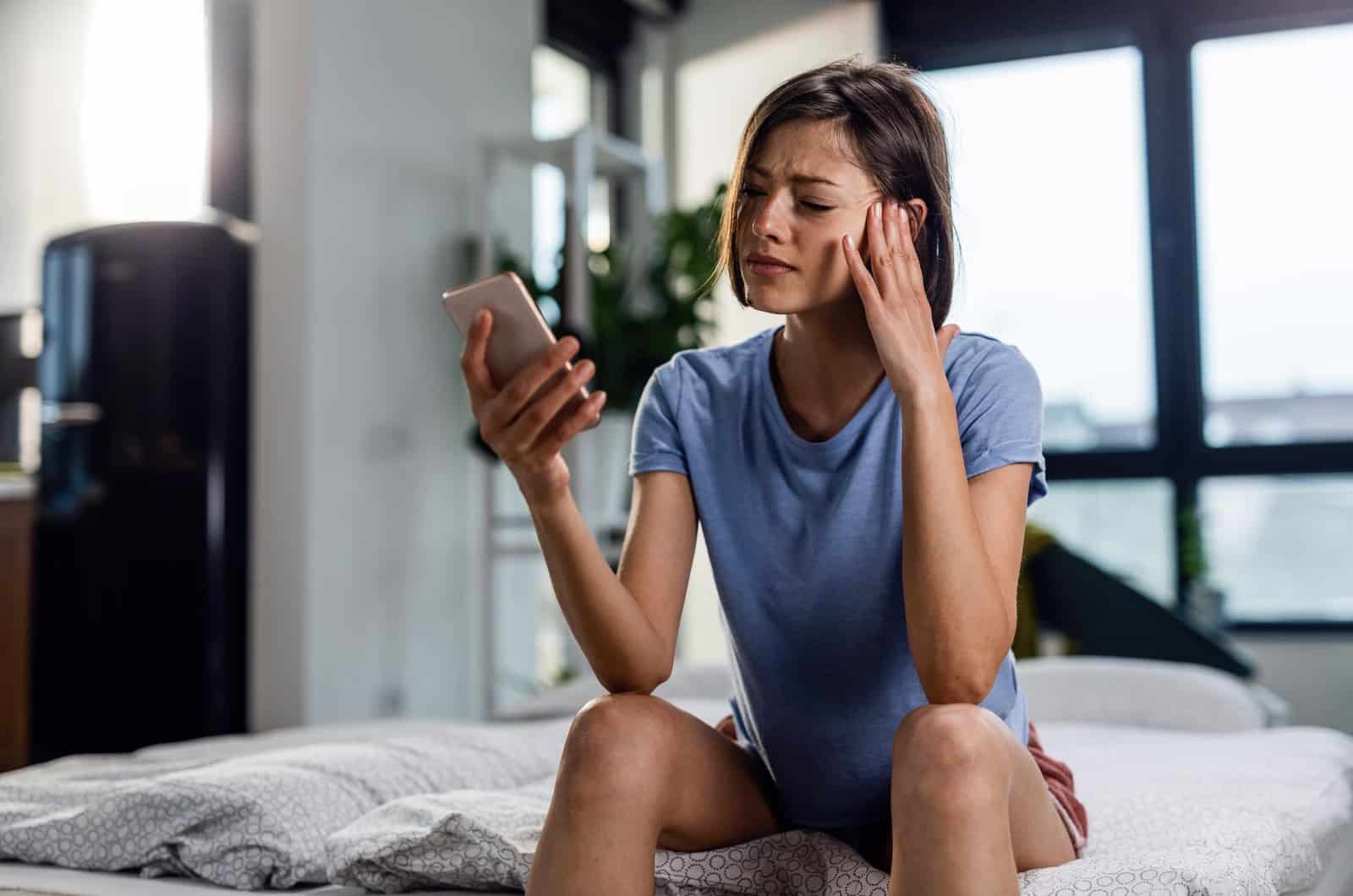 mulher chateada porque alguém a está a ignorar