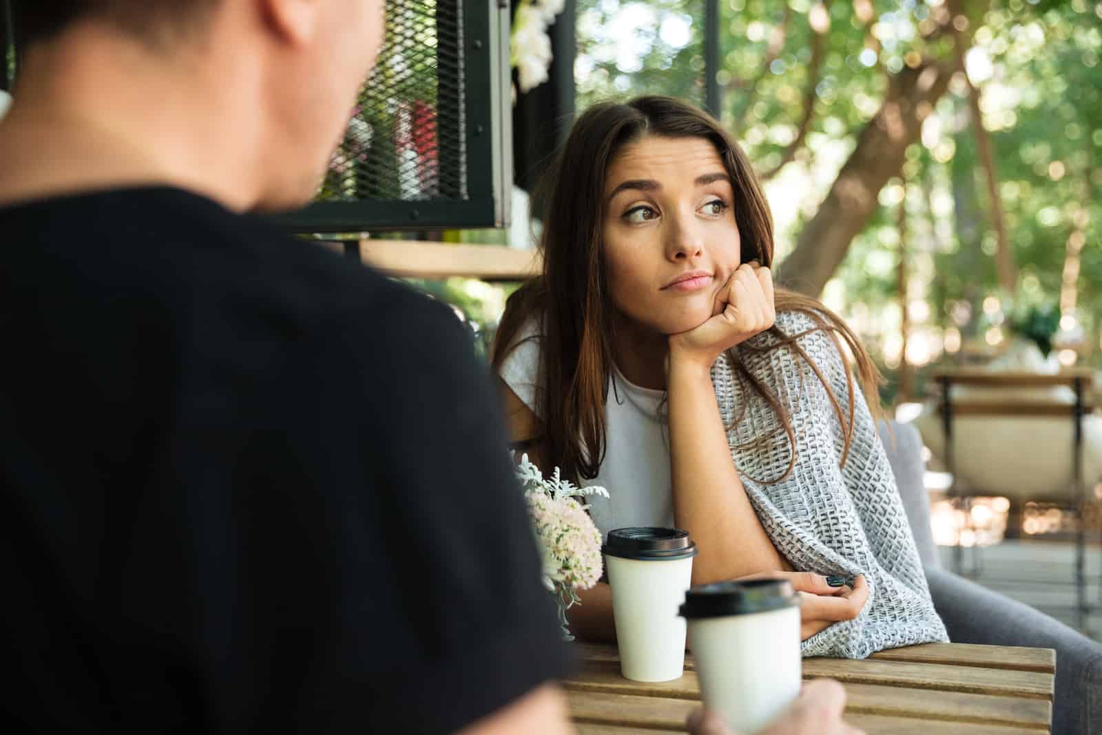 mujer aburrida en una cita