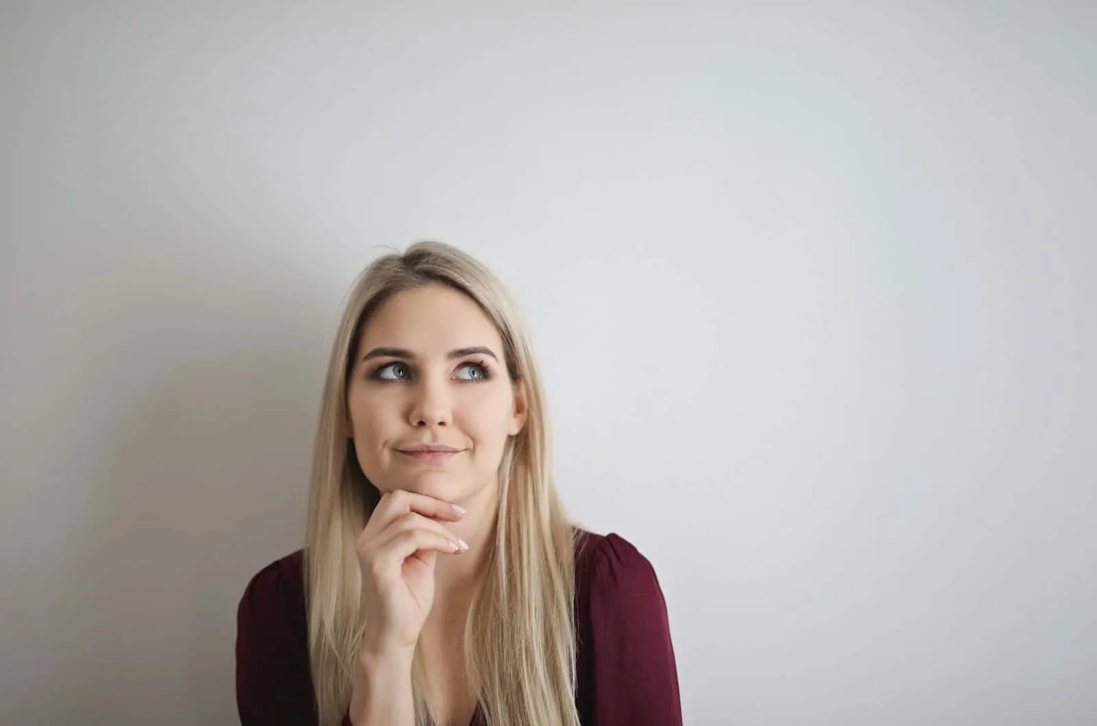 woman thinking about how to say sorry to her boyfriend in a romantic way
