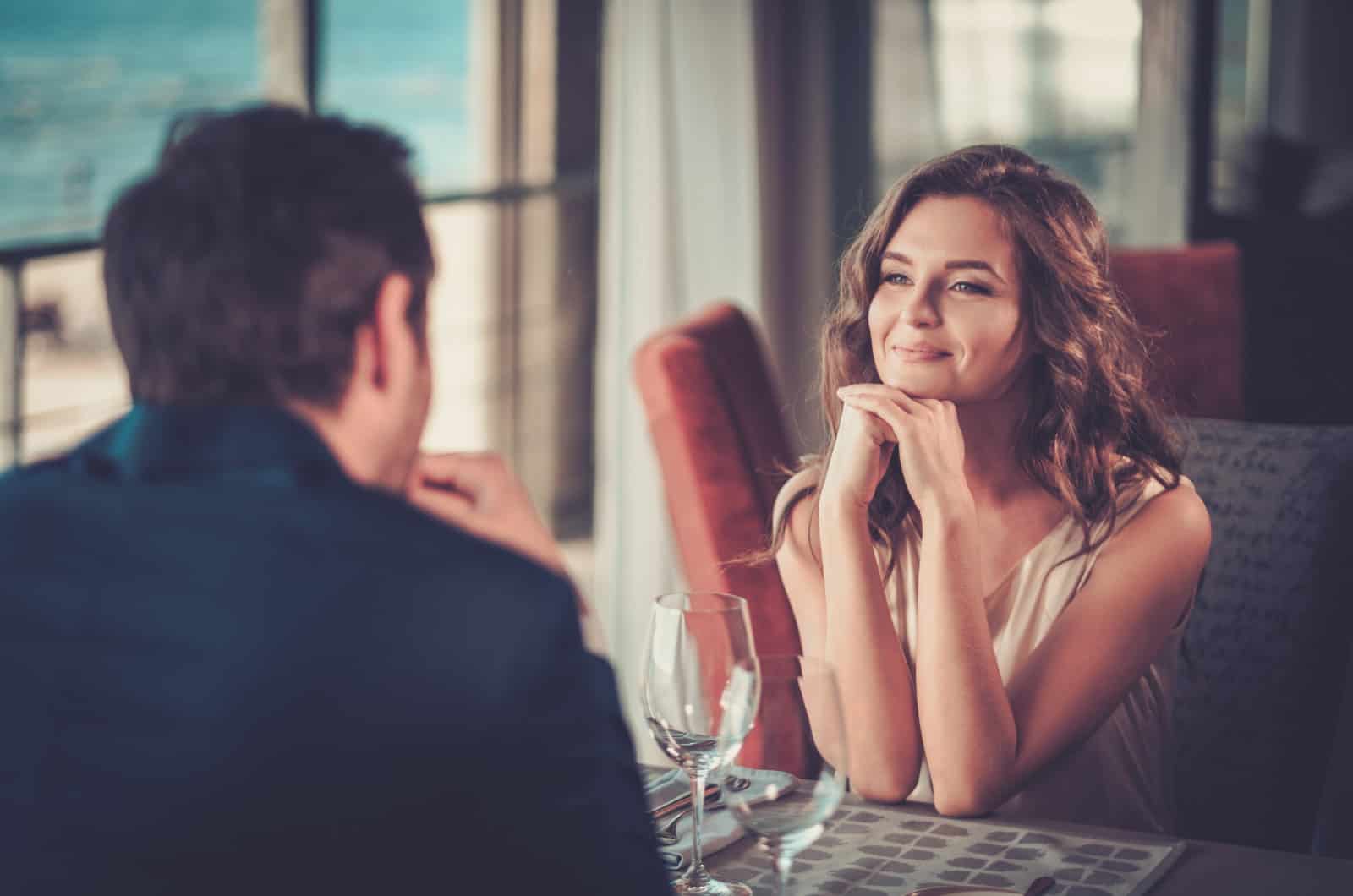 mujer sonriendo cariñosamente a su cita