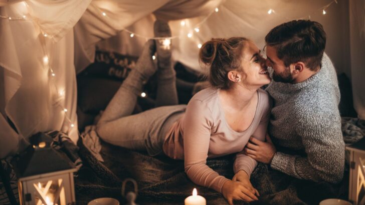 7 Romantic Ideas For Her In The Bedroom (+ 9 Sexy Tips)