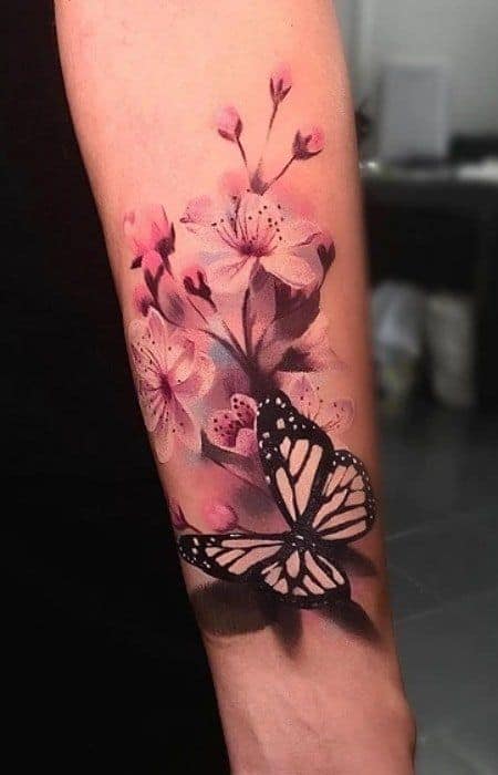Media manga con flores de cerezo y mariposas