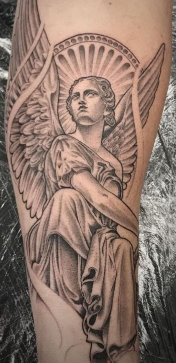 Elegante tatuaje de ángel en media manga