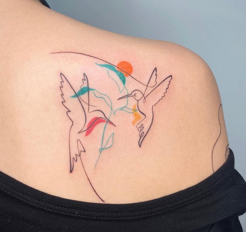 Tatuaggio con uccello colorato