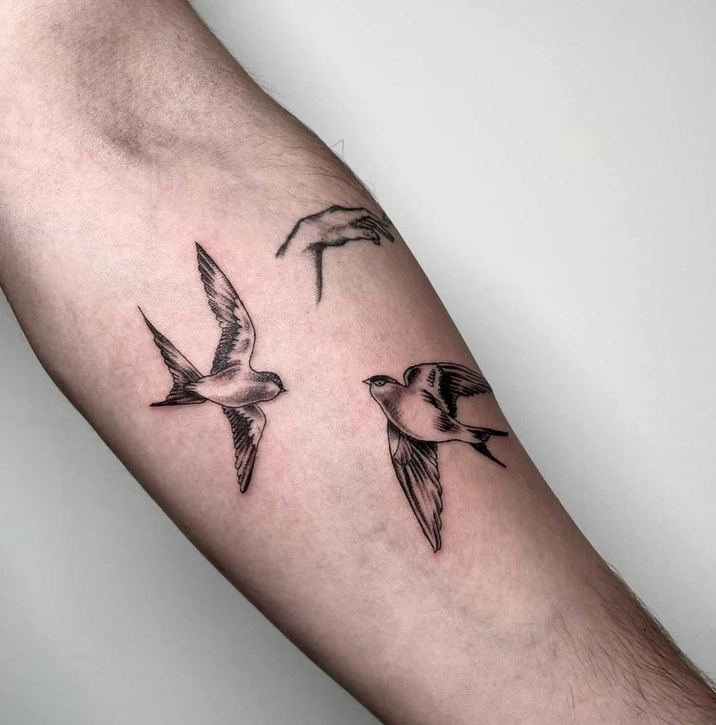 Bonito tatuaje de pájaros voladores