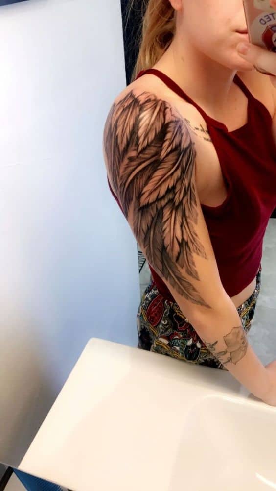 Tatuaggio a mezza manica con piume