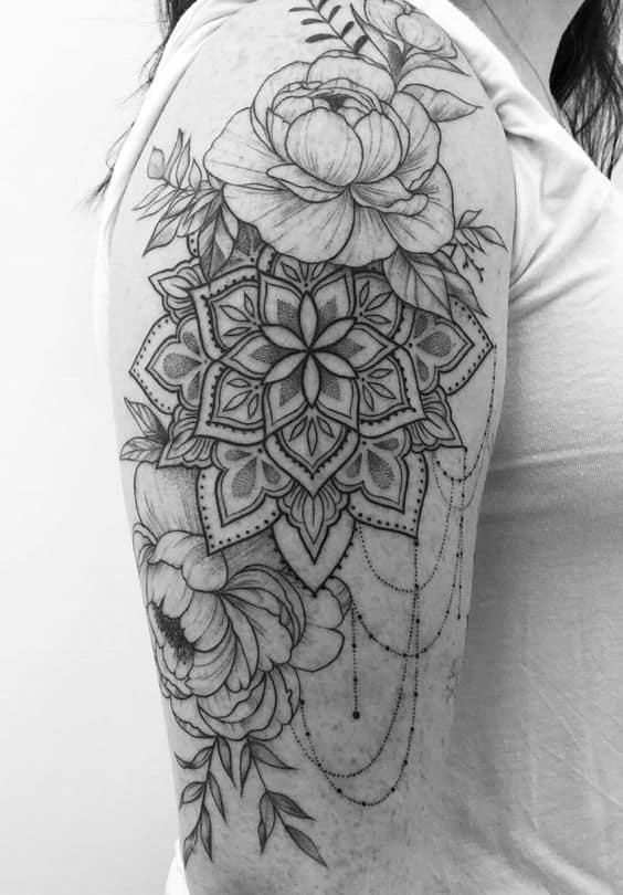 Tatuaje de mandala floral