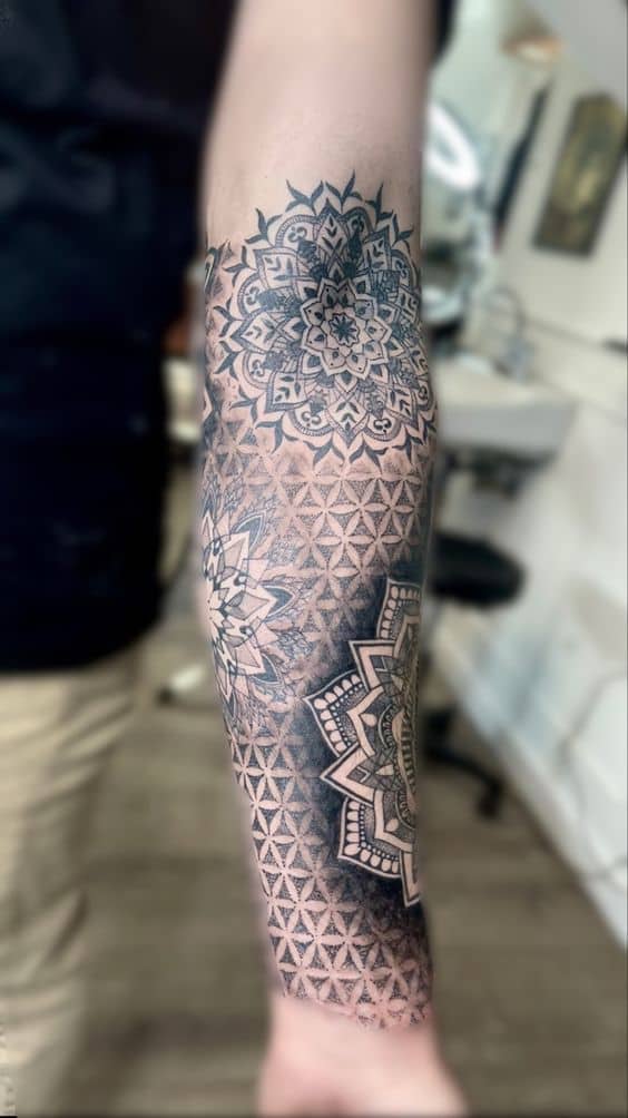 Tatuaggio mandala geometrico