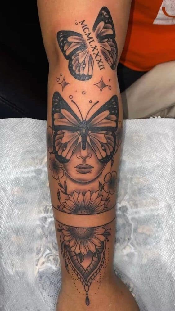 Intricato tatuaggio a farfalla a mezza manica