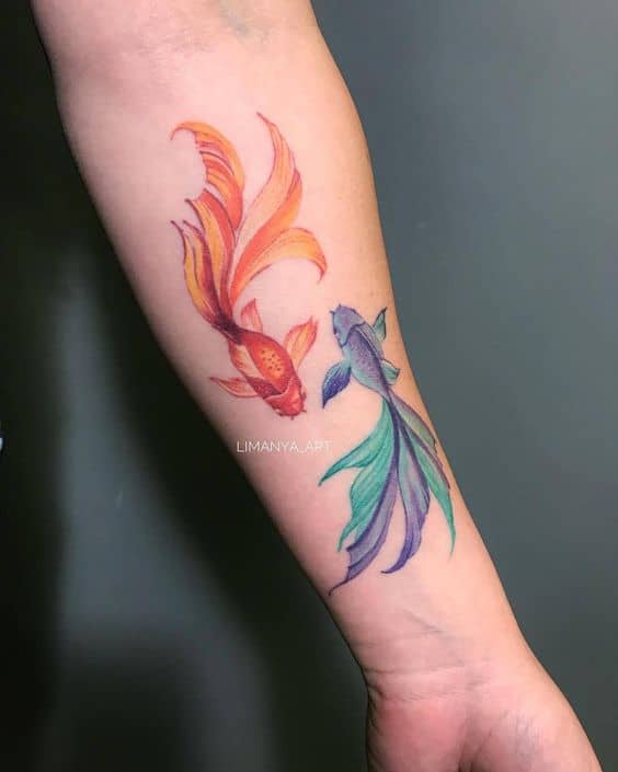 Tatuaje de pez koi en el antebrazo