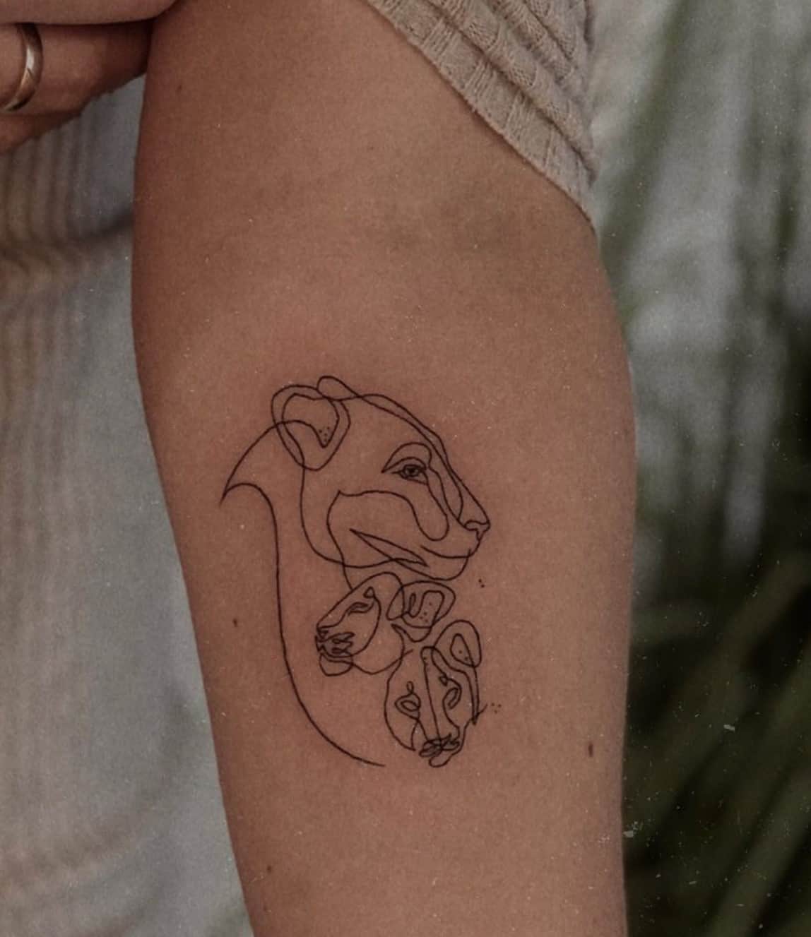 Tatuaje de una mamá león con sus bebés