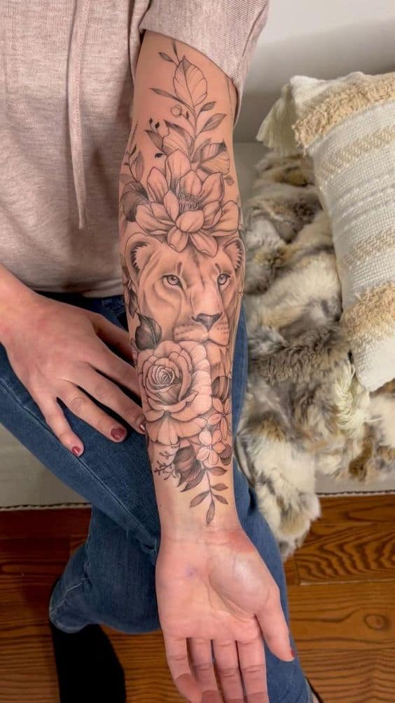 Tatuaggio avambraccio leonessa