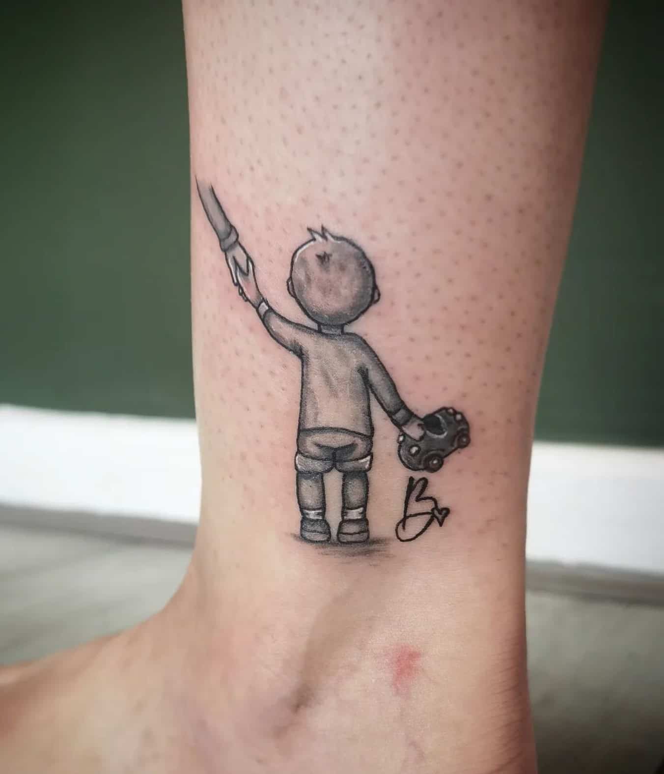 Tatuaggio di un bambino che tiene la mano della madre