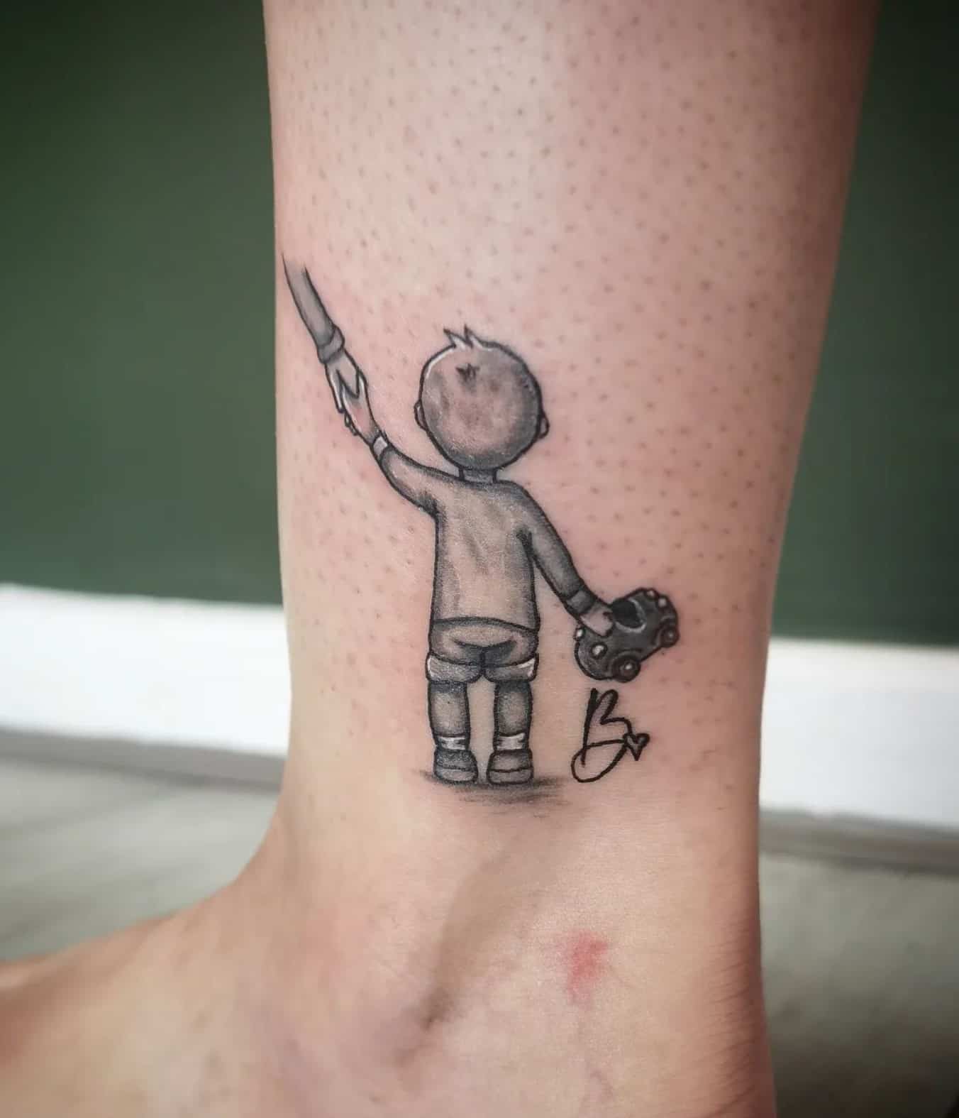 Niño pequeño con tatuaje de la mano de su madre