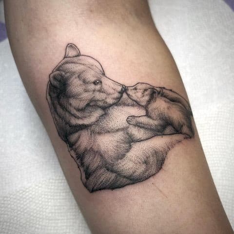 Tatuagem de mamã e urso bebé a beijarem-se