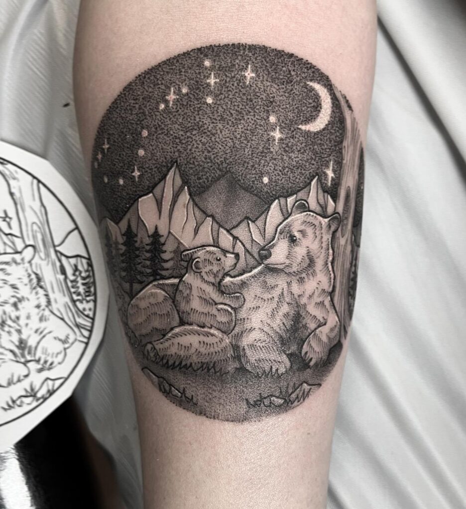 Tatuaggio mamma e cucciolo di orso nella notte stellata