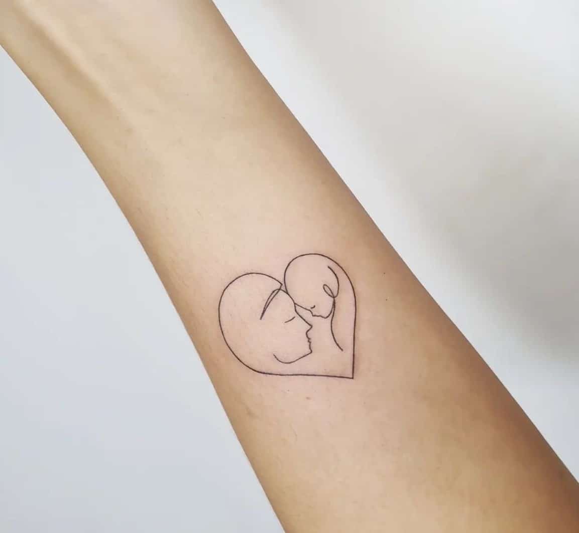 Tatuaggio con cuore di madre e figlio