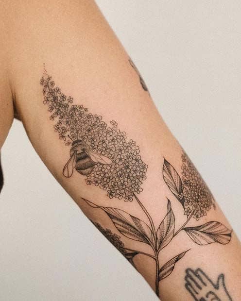 Tatuaggio natura sulla parte superiore del braccio