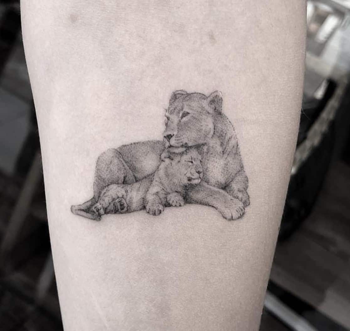 Tatuaje realista de una familia de leones