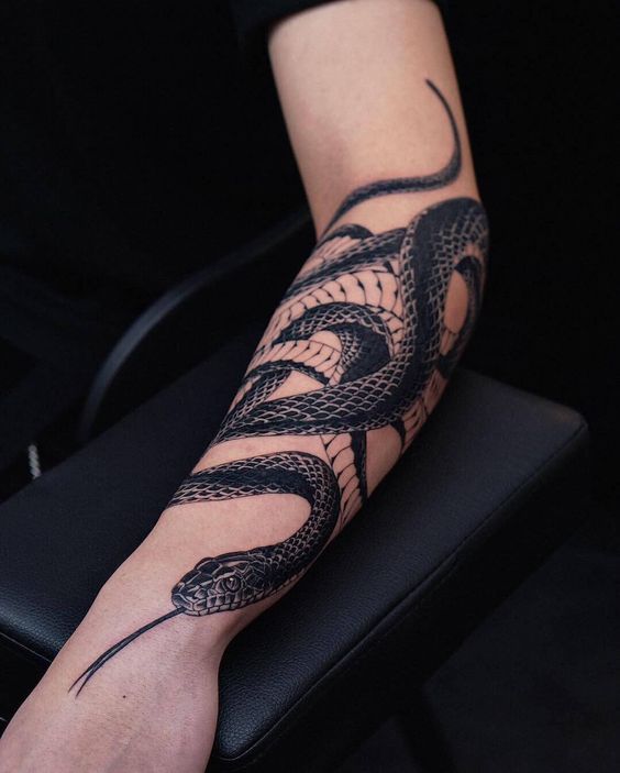 Tatuaggio con manica a serpente sull'avambraccio