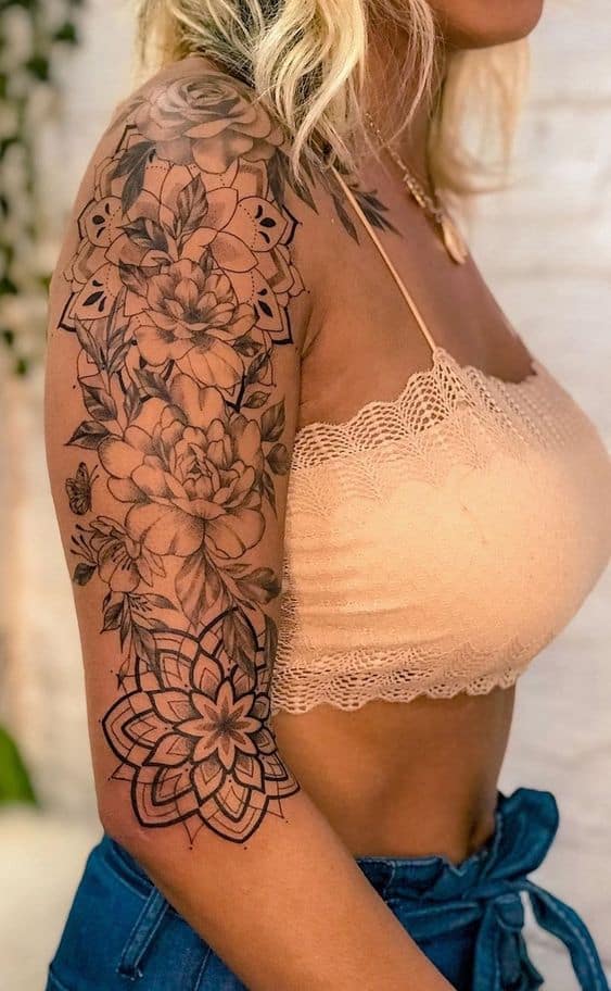  Tatuaggio sulla parte superiore del braccio su donna
