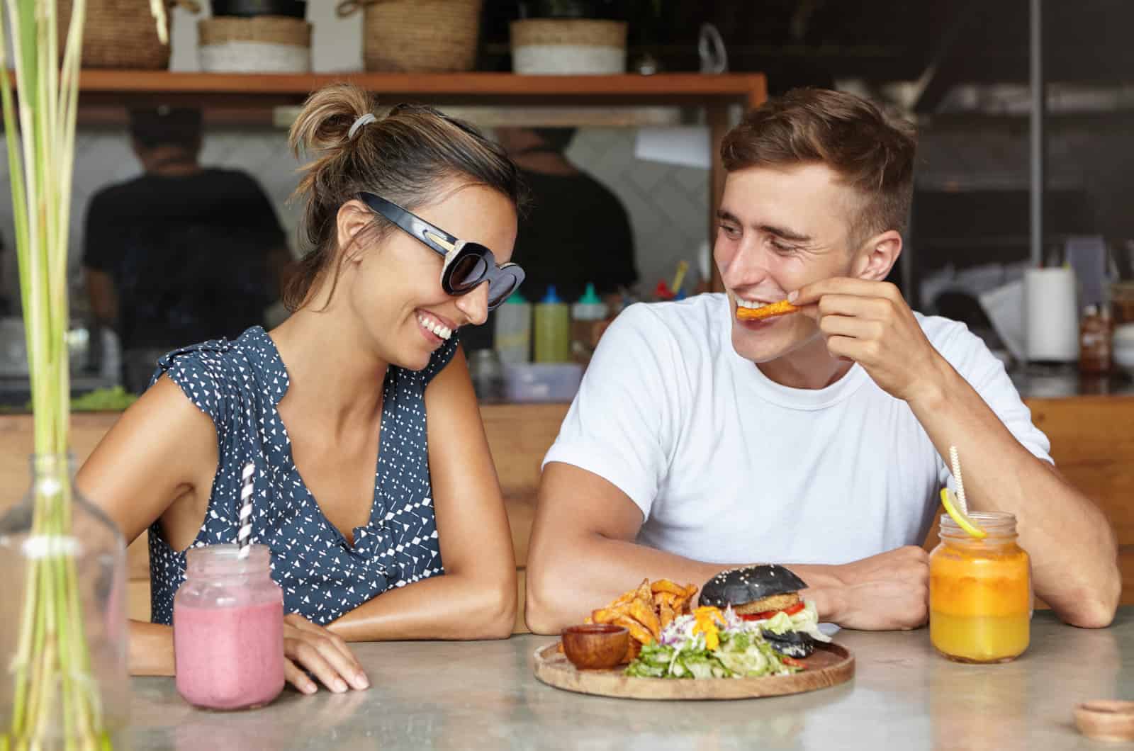 pareja conociéndose en un brunch