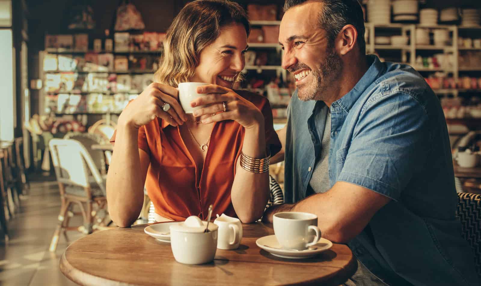 pareja divirtiéndose en una cita casual