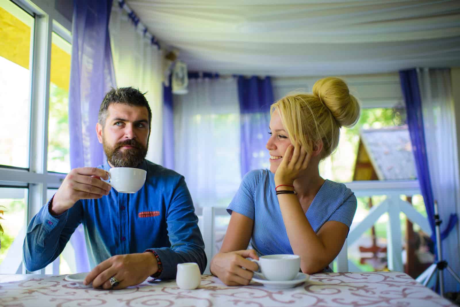 coppia al primo appuntamento in un caffè