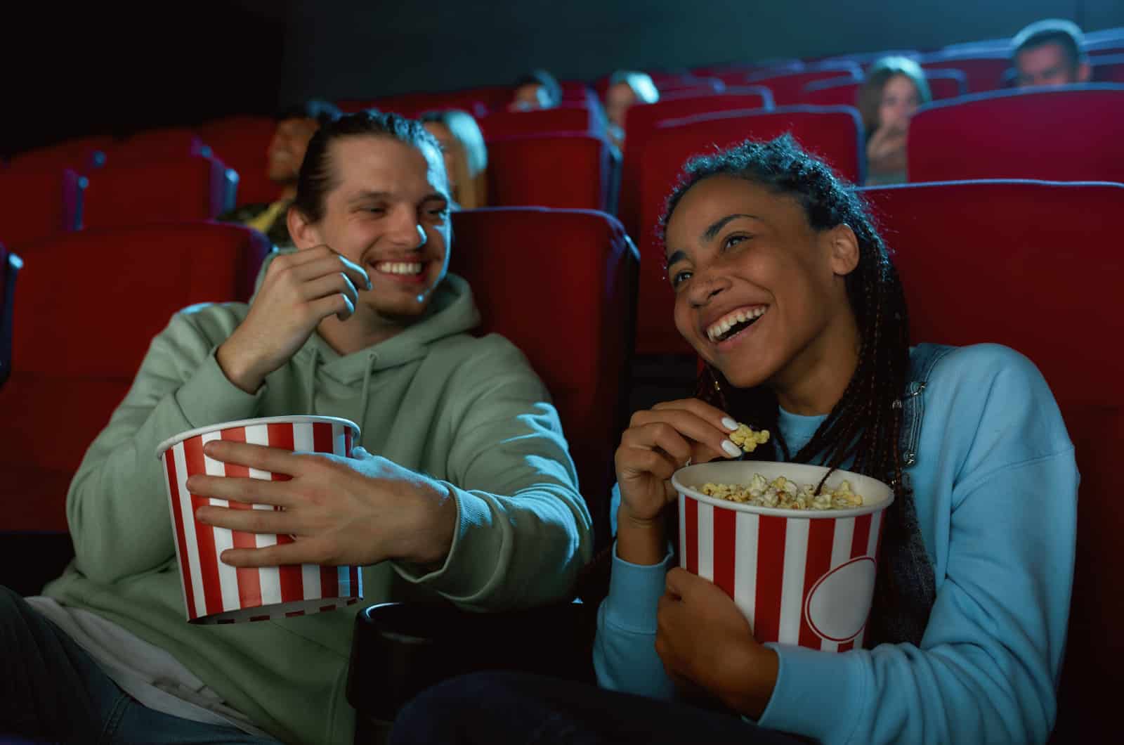 rapariga a divertir-se no cinema com um rapaz que convidou para sair