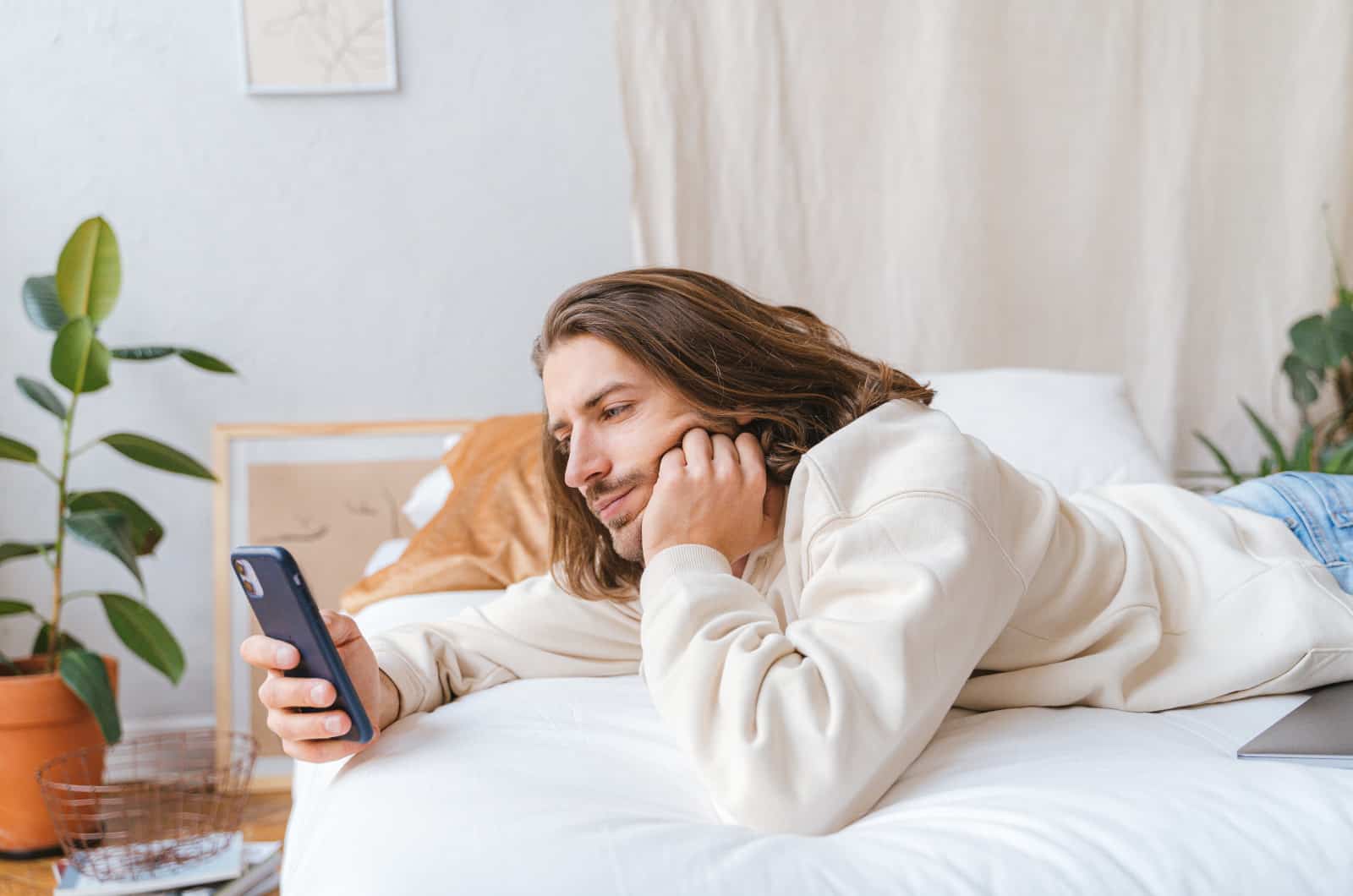 hombre manteniendo una conversación seria por SMS