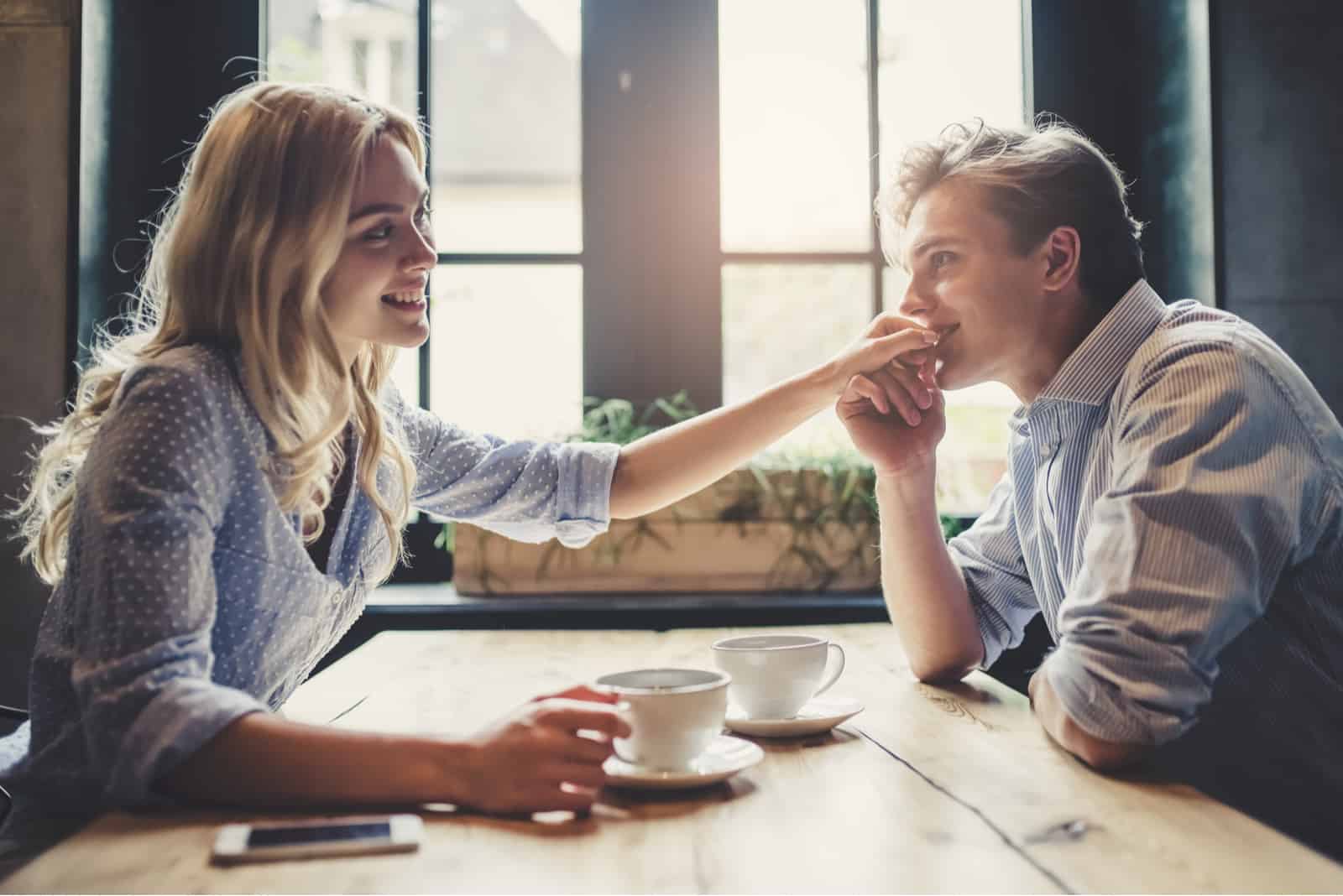 el hombre besa la mano de la mujer