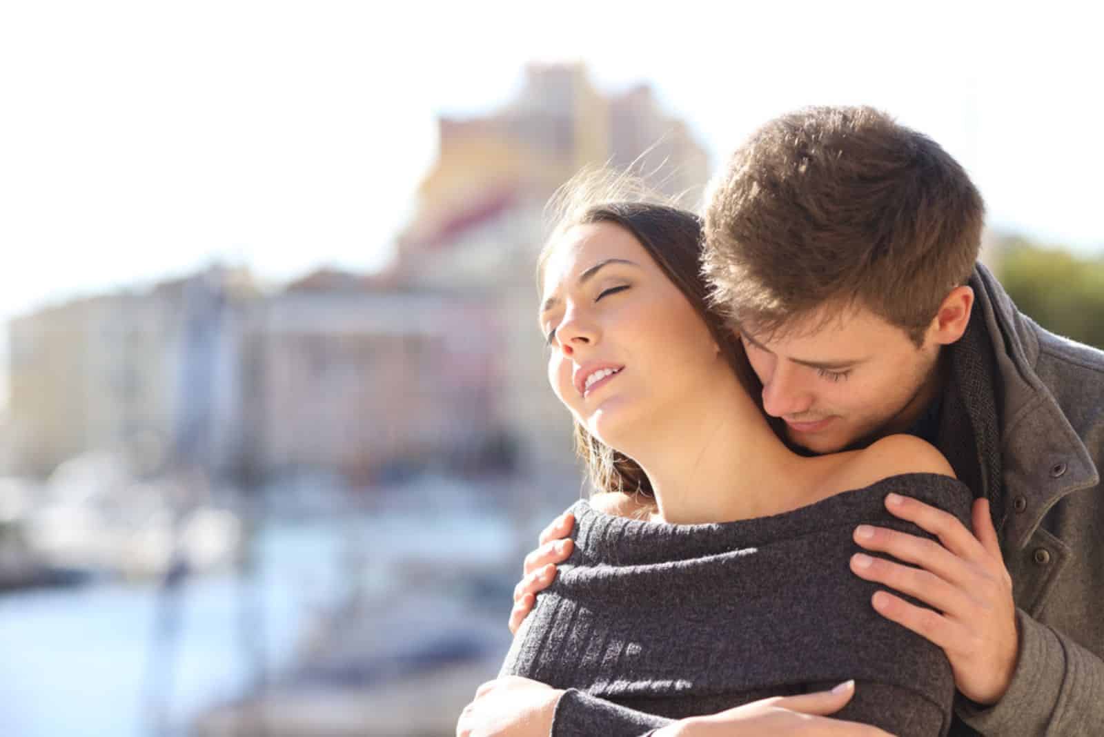 casal elegante e apaixonado a seduzir e a namoriscar com paixão