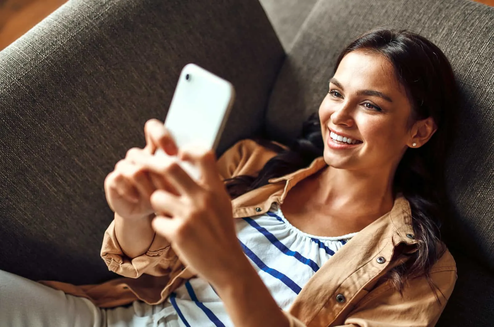woman thinking of a flirty response to how are you text