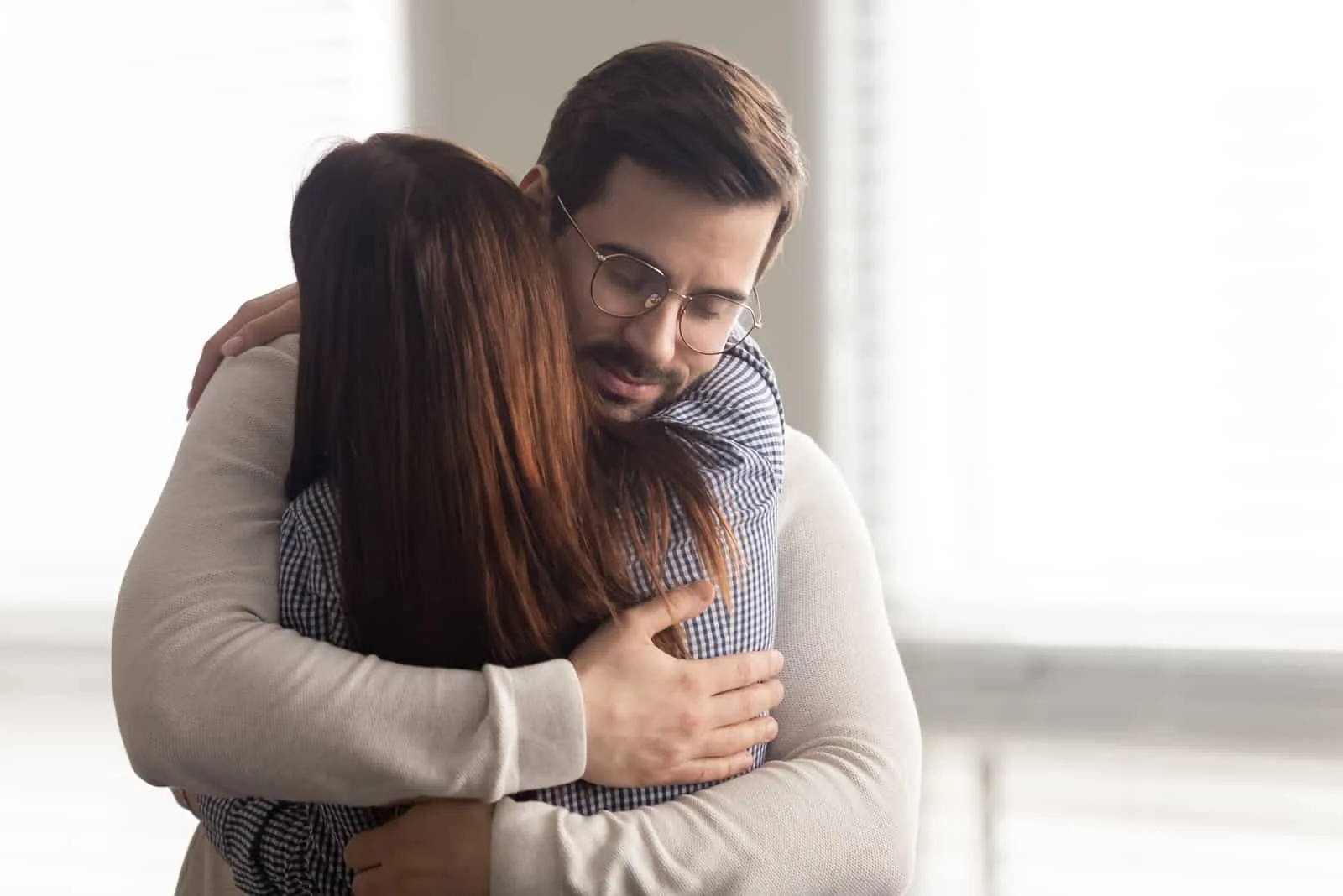 Jovem casal se abraçando