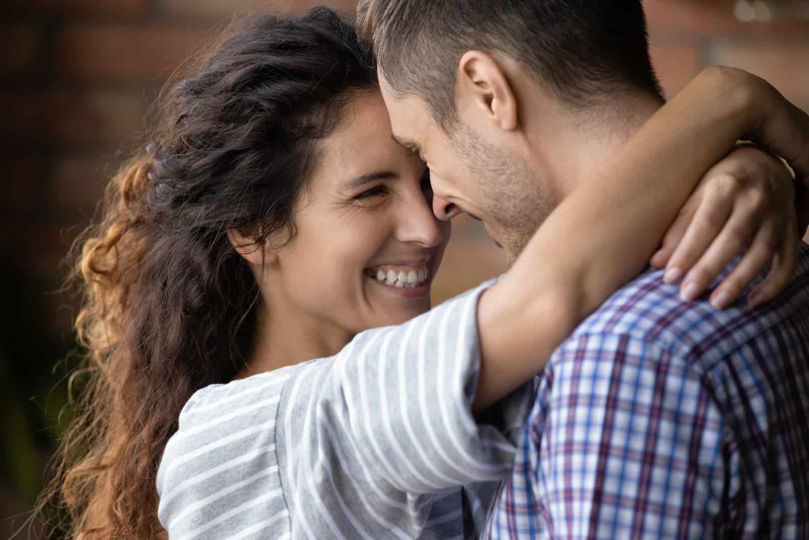 joven y mujer enamorados