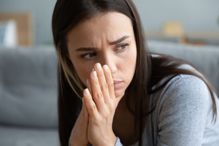 giovane donna infelice e riflessiva che pensa ai problemi