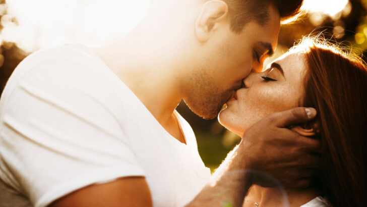 20 segni inequivocabili che il bacio ha significato qualcosa per lui.