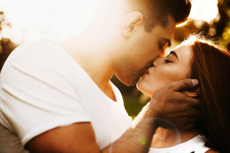 couple kissing