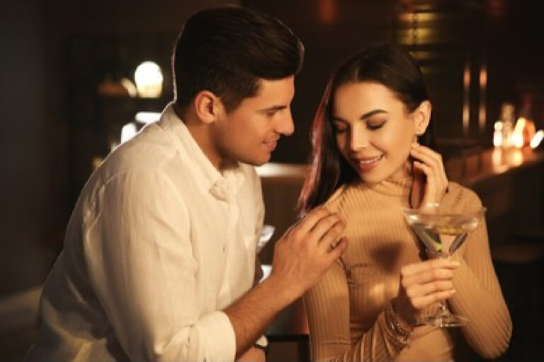 uomo e donna flirtano al bar