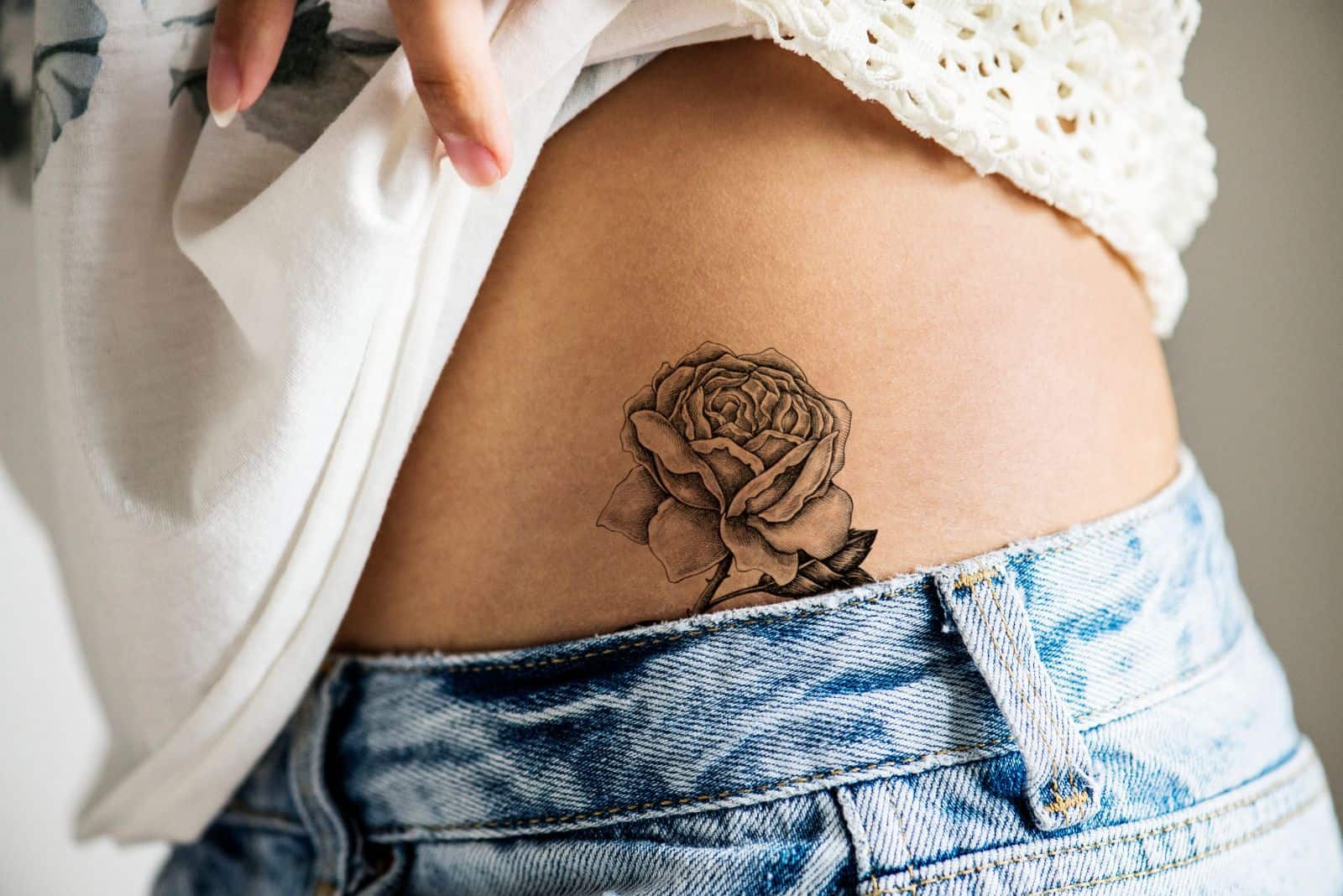una donna con un tatuaggio sulla pancia