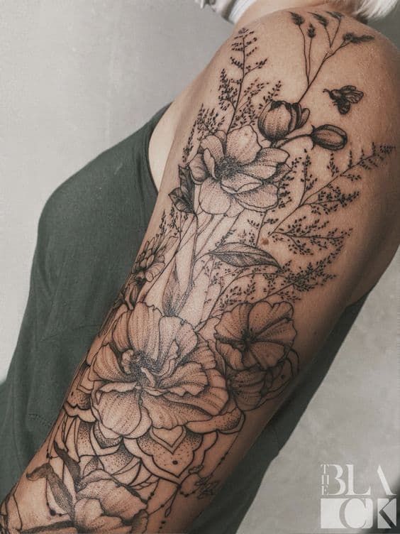 Disegni di tatuaggi con fiori sul braccio