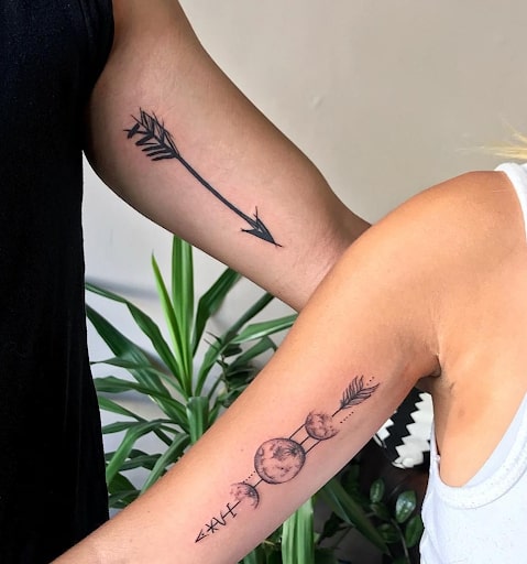 Tatuaje de flecha para hermano y hermana