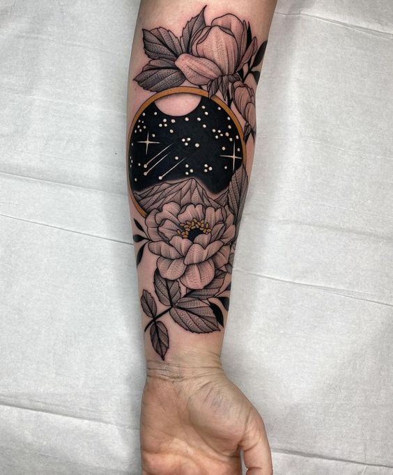 Attraente disegno di tatuaggio significativo da donna sulla manica
