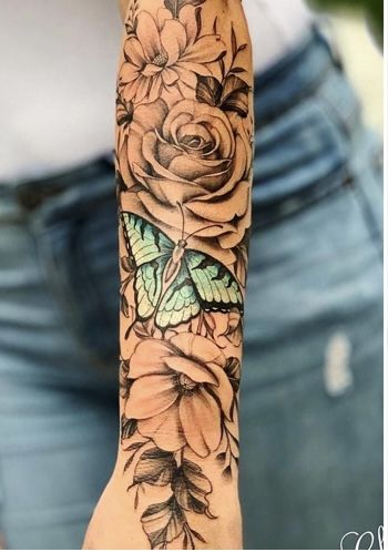 Tatuaggio floreale con farfalla blu