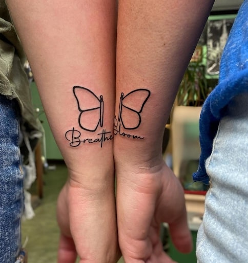 Tatuagem de borboleta "Breathe and bloom