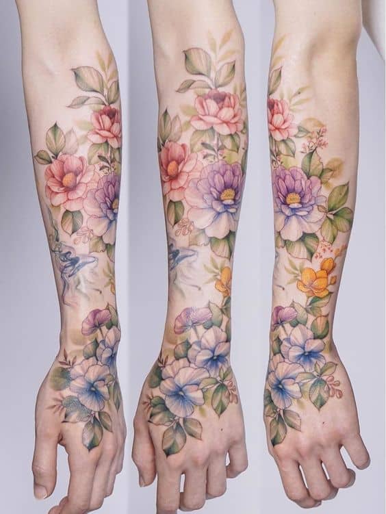 Tatuaggio floreale colorato sull'avambraccio