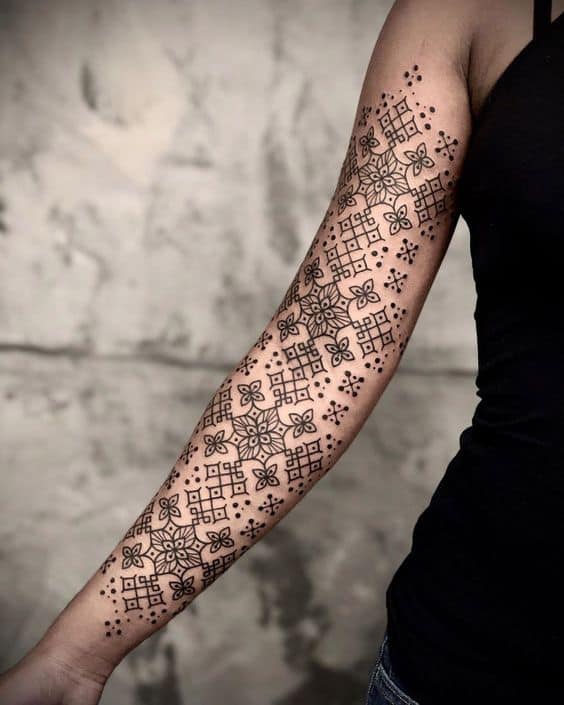 Tatuaje decorativo de mujer en el brazo