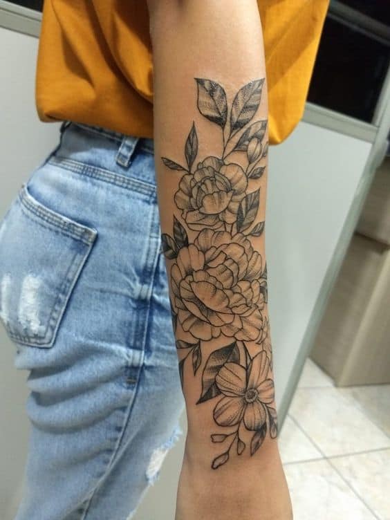  Tatuaggio floreale femminile sull'avambraccio